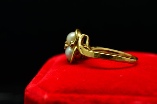 10K Yellow Gold three natural white pearl ring band w/ diamonds size 4.75