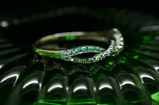 JWBR 10K White Gold pave diamond & emerald twisted design ring band size 9.75