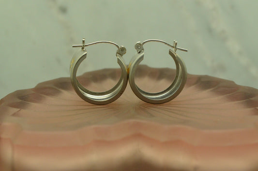 14K White Gold round hoop earrings w/ sparkling yellow gold flower design 17mm