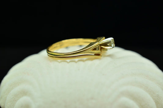 14K Yellow Gold diamond solitaire ring band with accents size 5