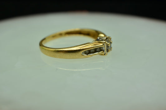 10k Yellow Gold round diamond solitaire ring band w/ accents 0.11 tcw size 6