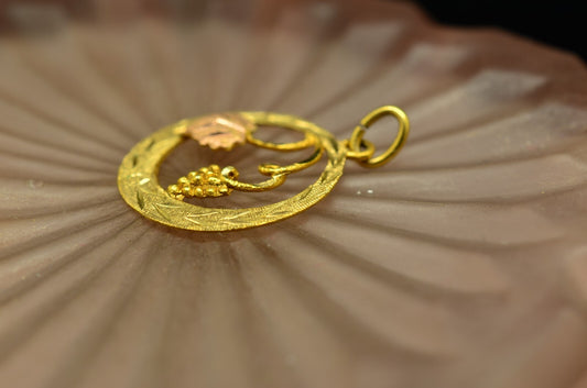 10K Yellow Gold Round Framed Black Hills Gold leaf & grapes design pendant charm