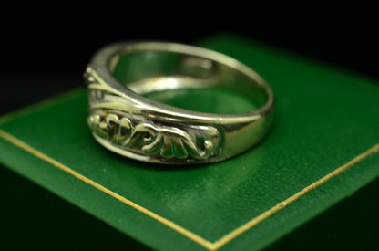 10K White Gold Embossed Design Five Diamond Ring Band Size 9.25