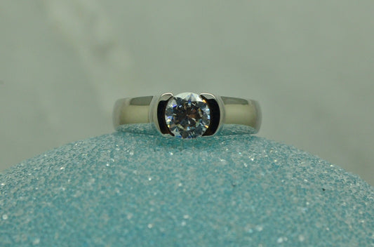 14K White Gold round cubic zirconia solitaire ring band size 5.75