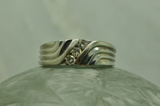 14K White Gold flowing design 3 stone diamond ring band 0.25 tcw size 10.75