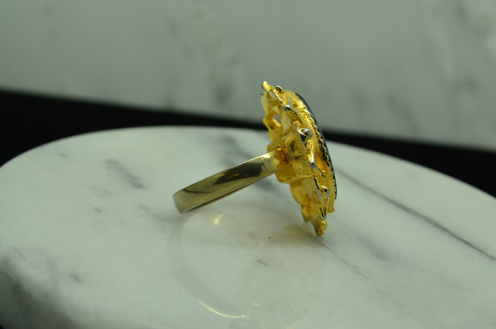 YELLOW GOLD FILLED OVAL BLACK & WHITE PAINTED FLOWER DESIGN RING BAND SIZE 6 ADJ