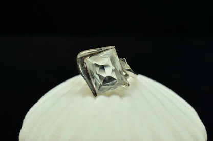 10k White Gold heart emerald cut white topaz solitaire ring band size 5.75