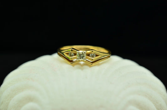 14K Yellow Gold diamond solitaire ring band with accents size 5