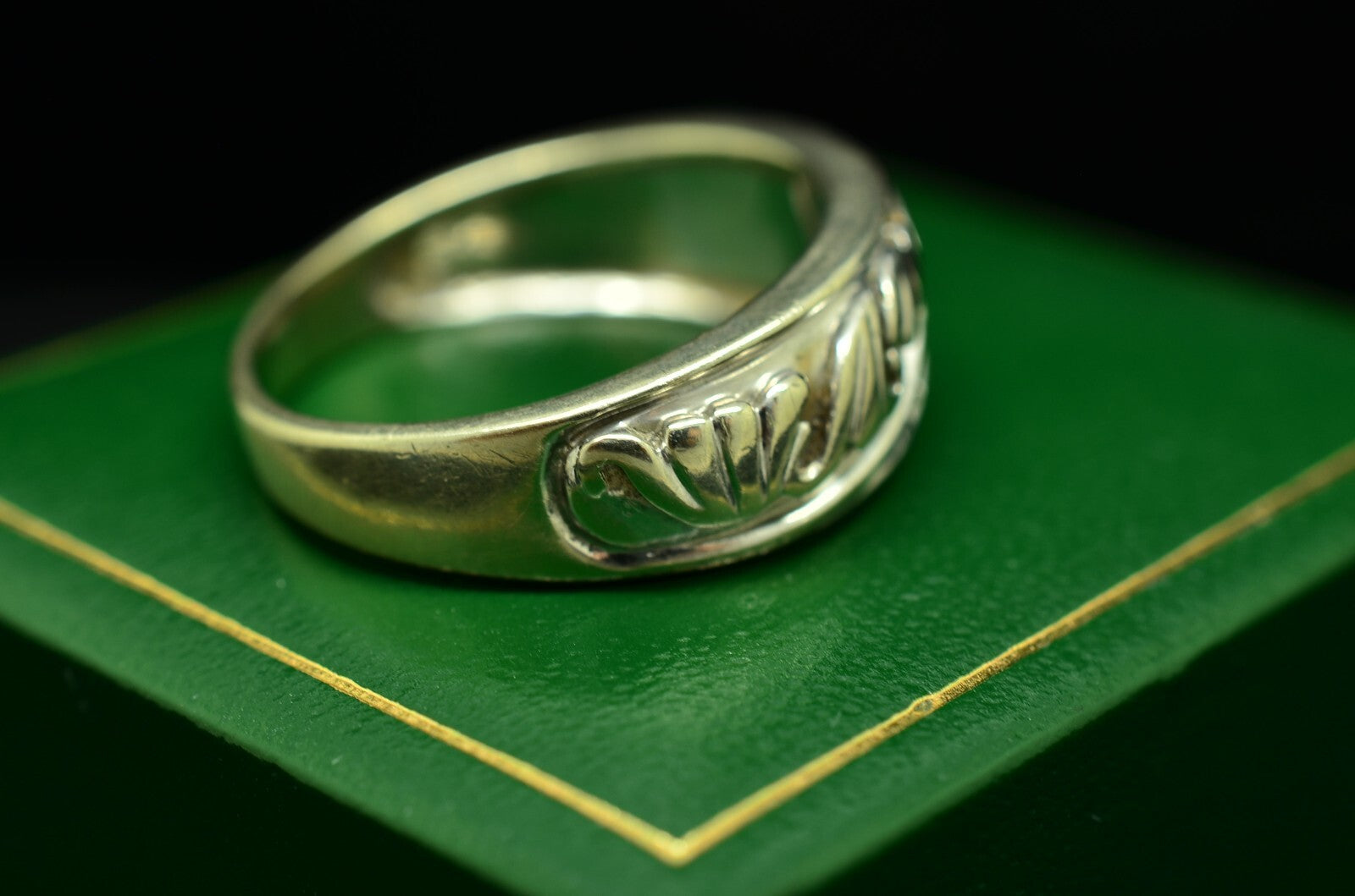 10K White Gold Embossed Design Five Diamond Ring Band Size 9.25