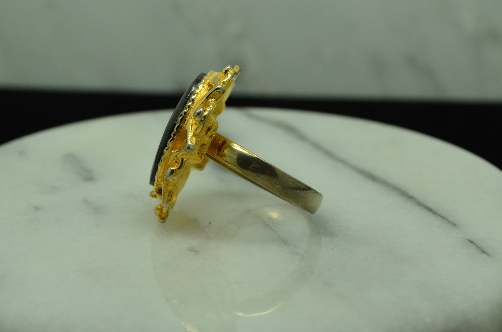 YELLOW GOLD FILLED OVAL BLACK & WHITE PAINTED FLOWER DESIGN RING BAND SIZE 6 ADJ