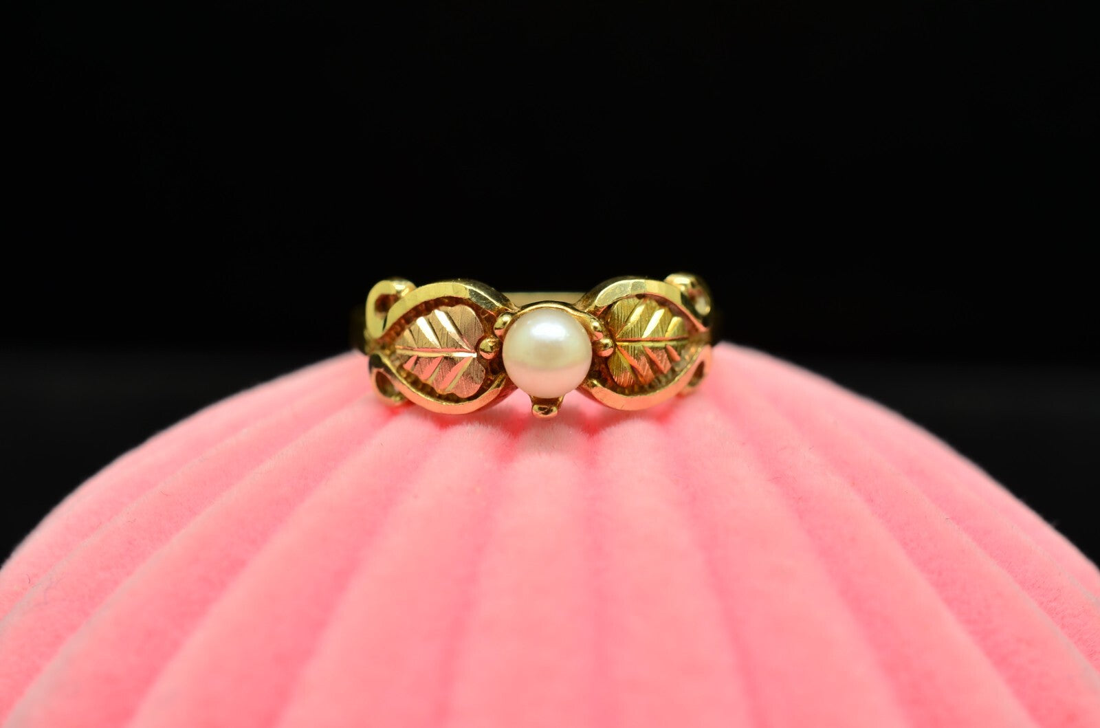 10K Yellow Gold Black Hills Gold Leaves & Natural White Pearl Ring Band Size 6.5