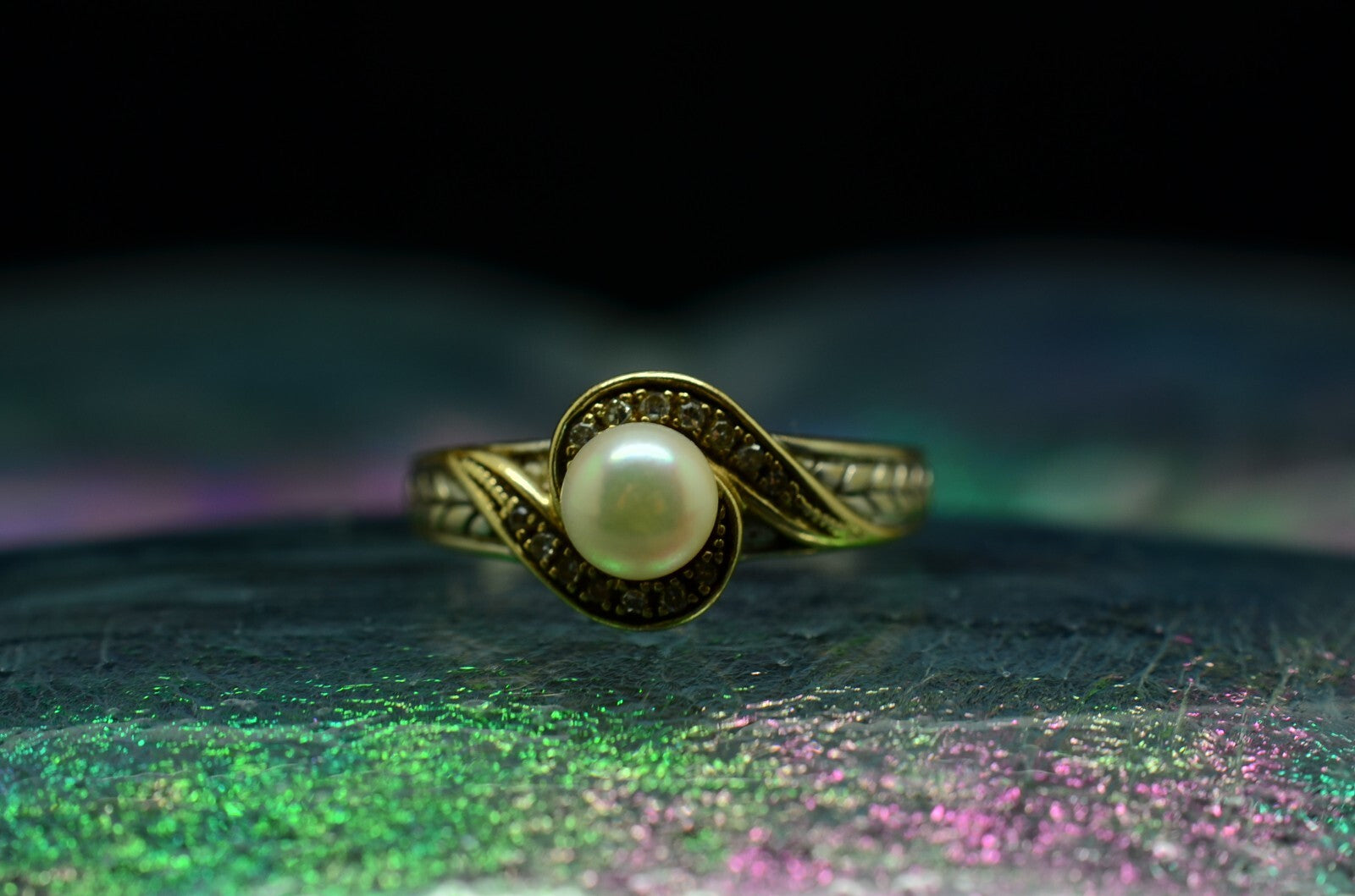 10K White Gold white pearl solitaire ring band w/ diamond accents size 6.75