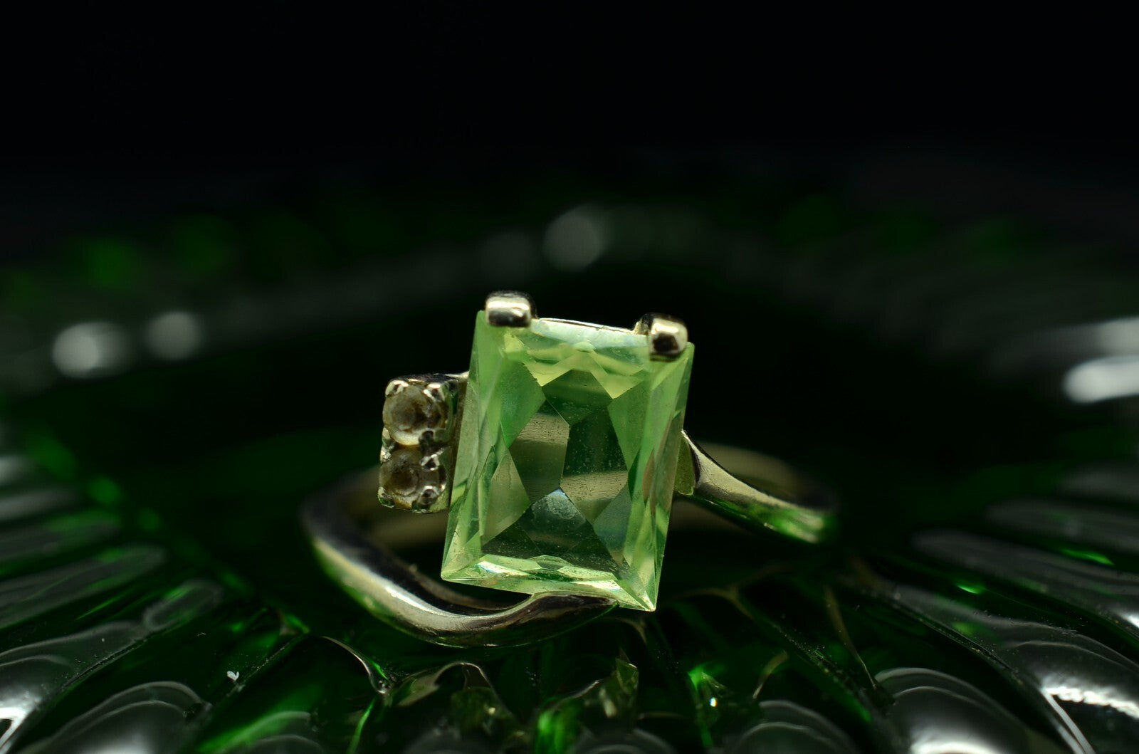 10K White Gold green topaz ring band w/ white amethyst accents size 6.5