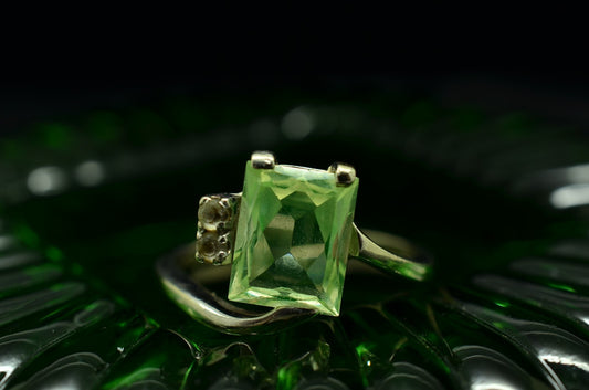 10K White Gold green topaz ring band w/ white amethyst accents size 6.5