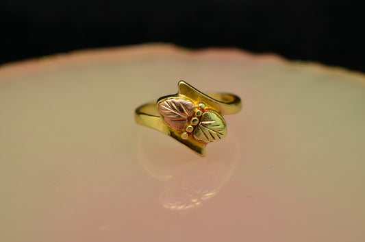 10K Yellow Gold Two Black Hills Gold Leaves Design Ring Band Size 4
