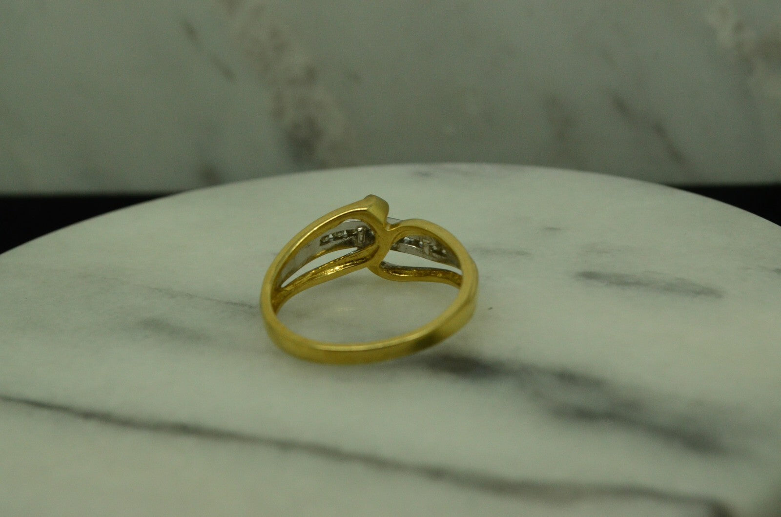 10K Yellow gold 9 diamond anniversary ring band w/ overpass design size 7 #D3795