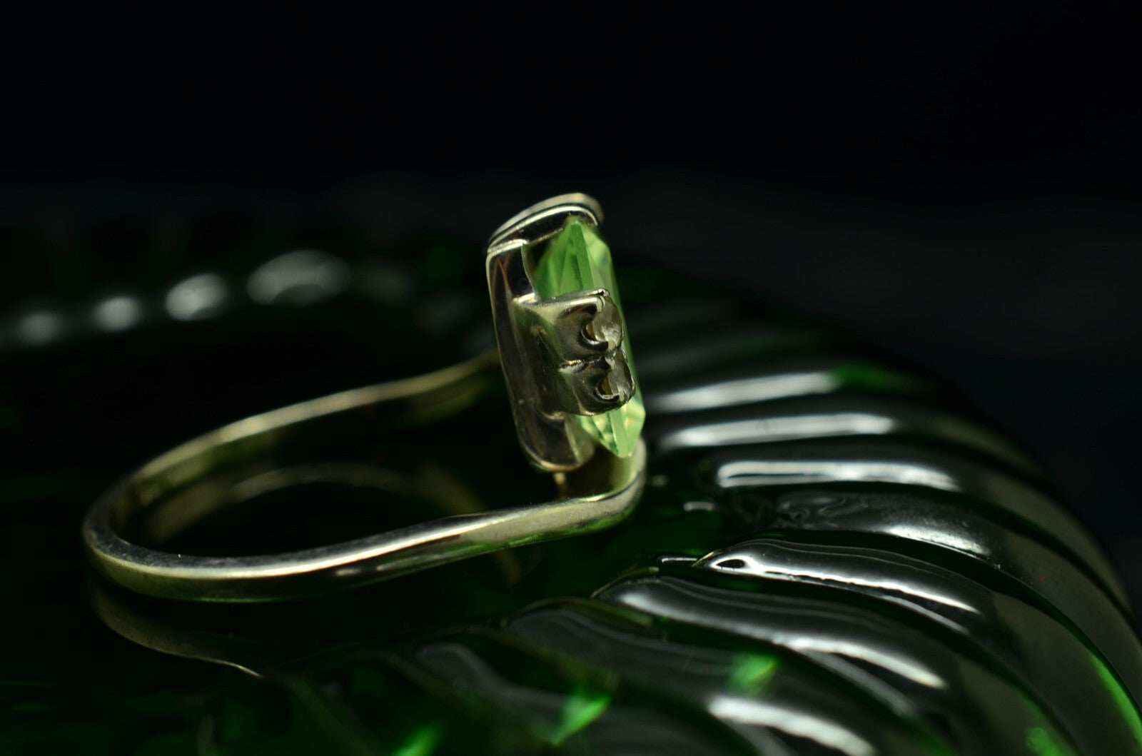 10K White Gold green topaz ring band w/ white amethyst accents size 6.5