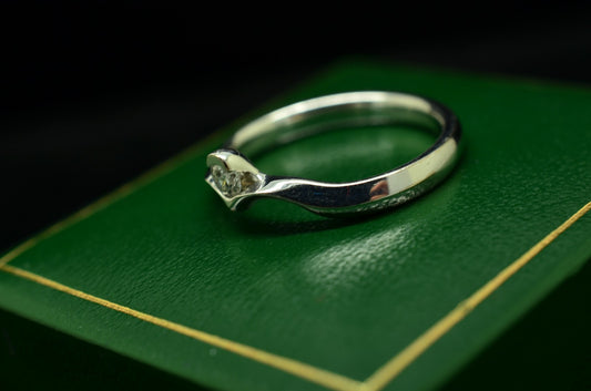 18K White Gold Diamond Solitaire Ring Band 1/20 Carat Size 6.5