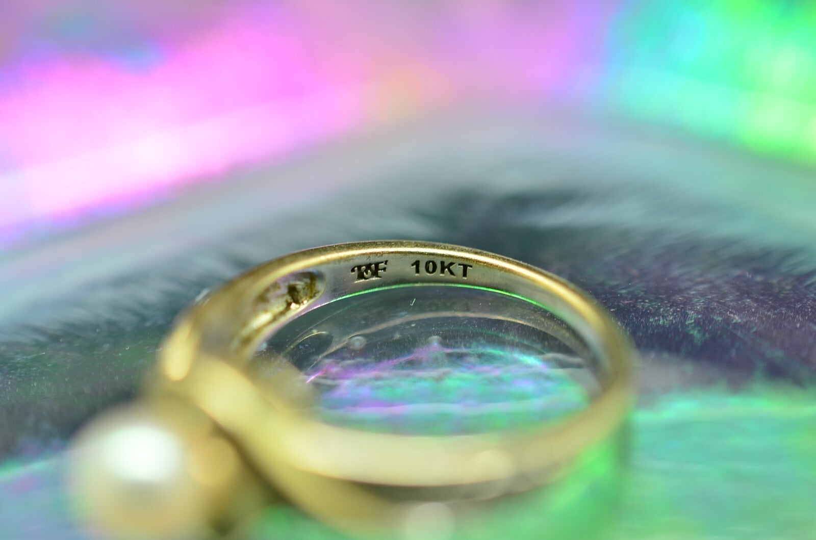 10K White Gold white pearl solitaire ring band w/ diamond accents size 6.75