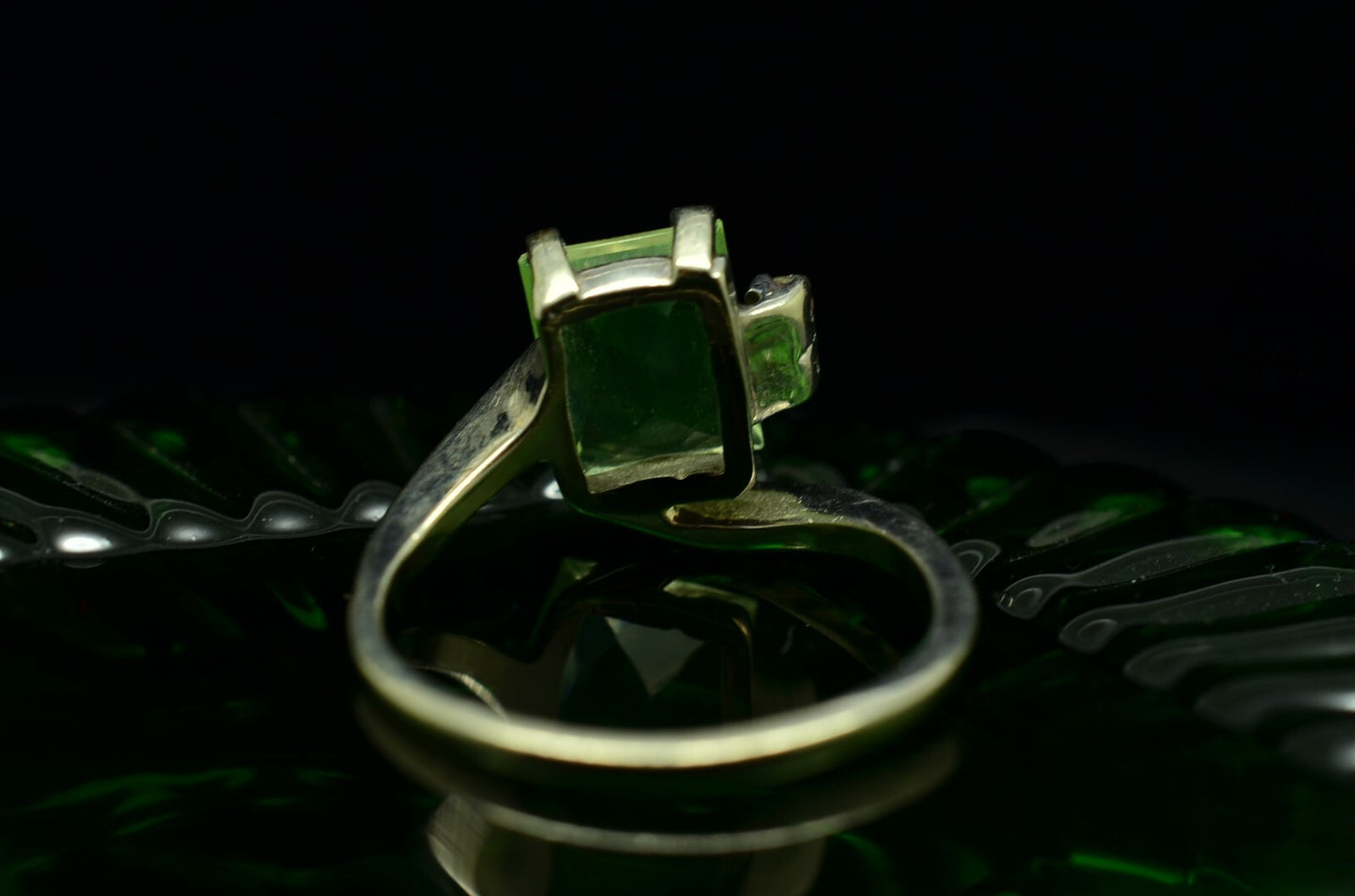 10K White Gold green topaz ring band w/ white amethyst accents size 6.5