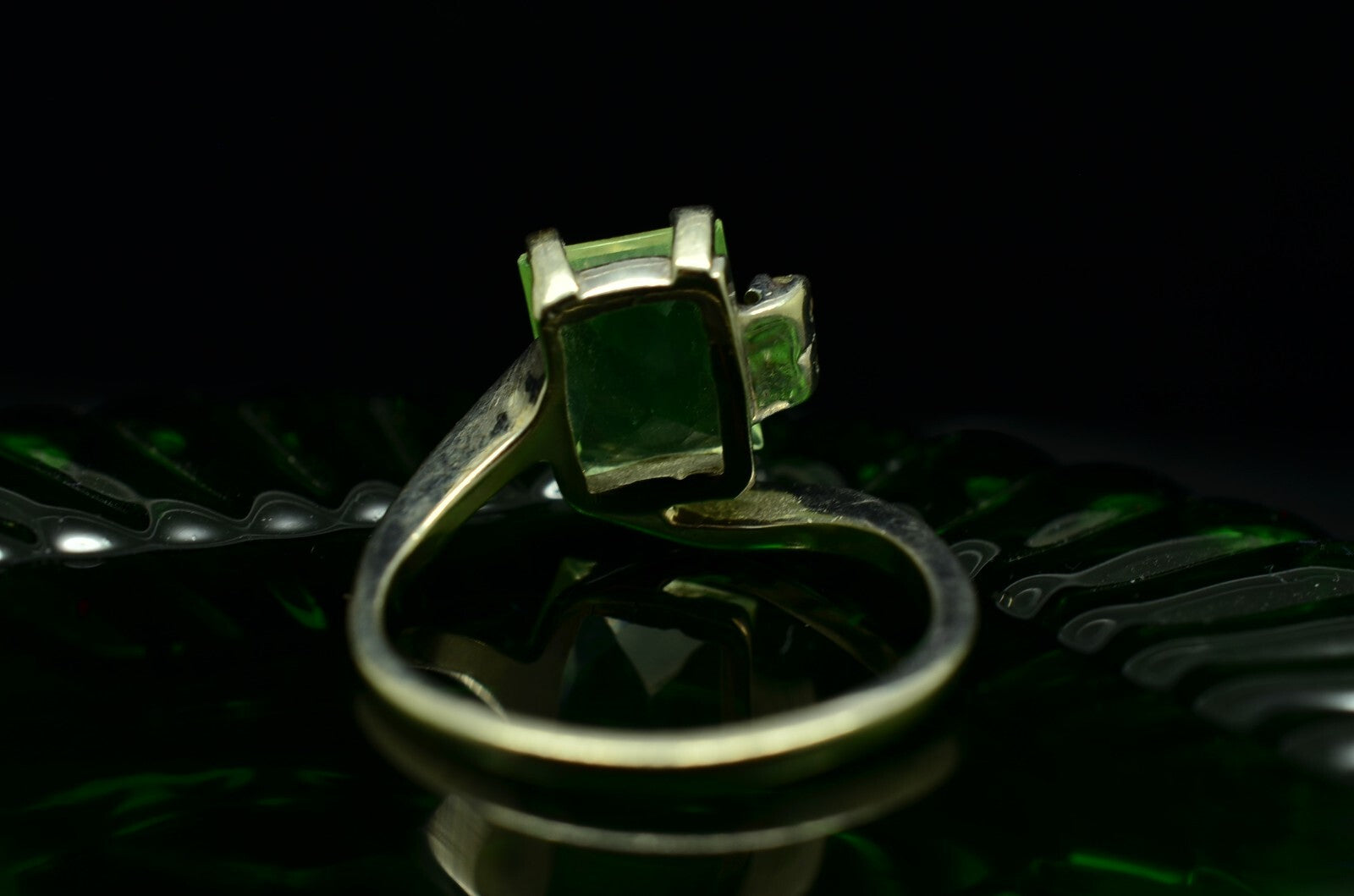 10K White Gold green topaz ring band w/ white amethyst accents size 6.5