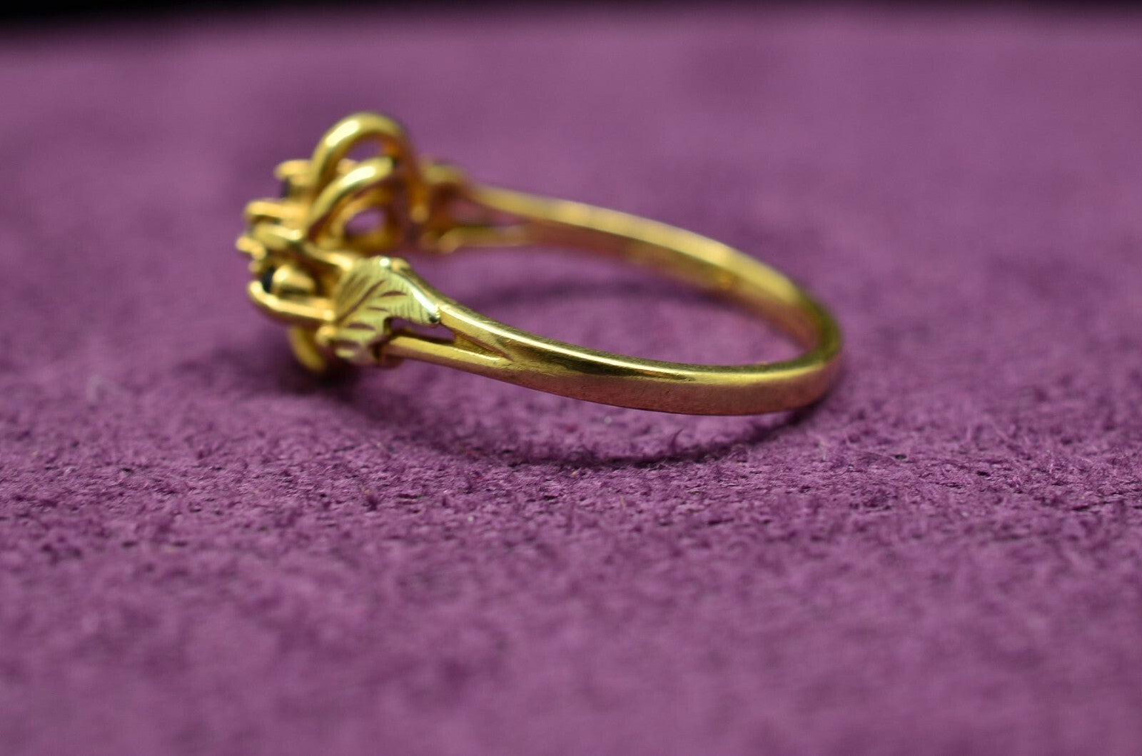 10K Yellow Gold Black Hills Gold Leaves w/ Topaz & Diamond Ring Band Size 7