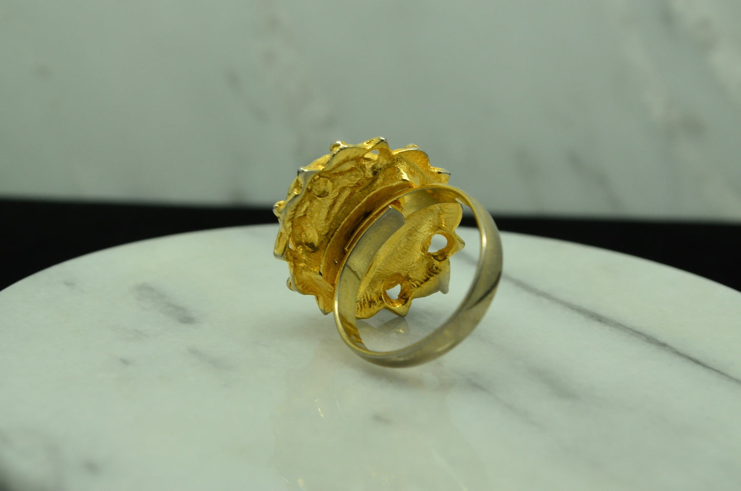 YELLOW GOLD FILLED OVAL BLACK & WHITE PAINTED FLOWER DESIGN RING BAND SIZE 6 ADJ