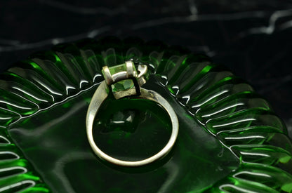 10K White Gold green topaz ring band w/ white amethyst accents size 6.5