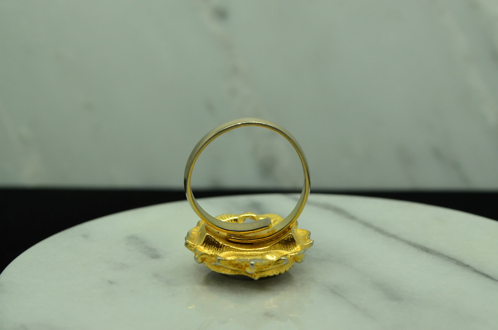 YELLOW GOLD FILLED OVAL BLACK & WHITE PAINTED FLOWER DESIGN RING BAND SIZE 6 ADJ