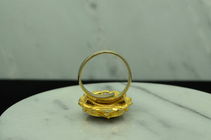 YELLOW GOLD FILLED OVAL BLACK & WHITE PAINTED FLOWER DESIGN RING BAND SIZE 6 ADJ