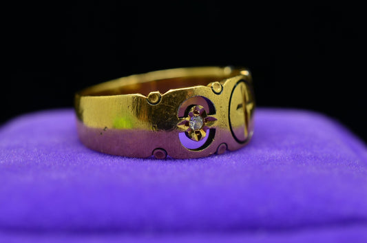 14K Yellow Gold Cross design ring band size 7.75