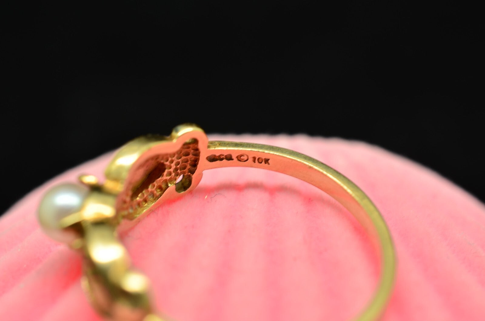 10K Yellow Gold Black Hills Gold Leaves & Natural White Pearl Ring Band Size 6.5