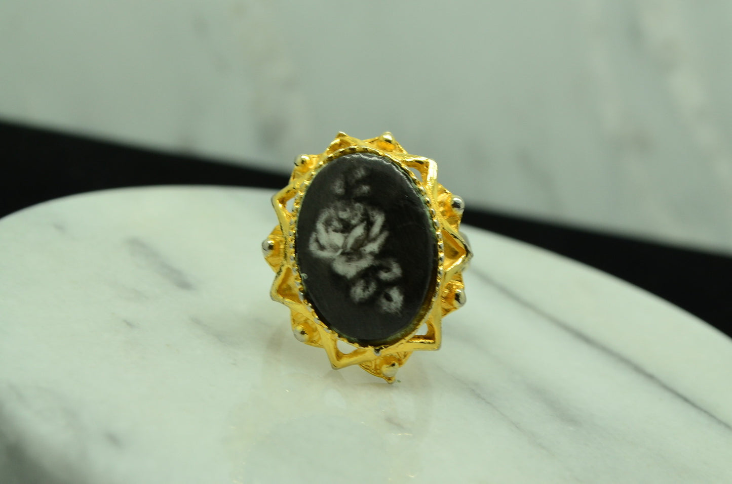 YELLOW GOLD FILLED OVAL BLACK & WHITE PAINTED FLOWER DESIGN RING BAND SIZE 6 ADJ