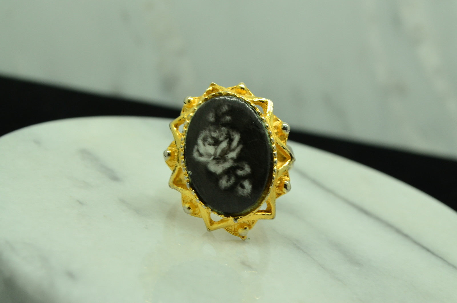 YELLOW GOLD FILLED OVAL BLACK & WHITE PAINTED FLOWER DESIGN RING BAND SIZE 6 ADJ