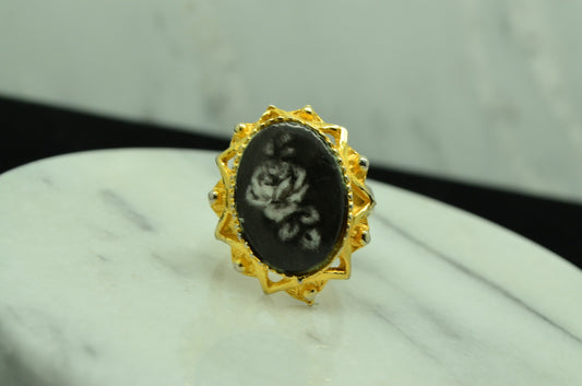 YELLOW GOLD FILLED OVAL BLACK & WHITE PAINTED FLOWER DESIGN RING BAND SIZE 6 ADJ
