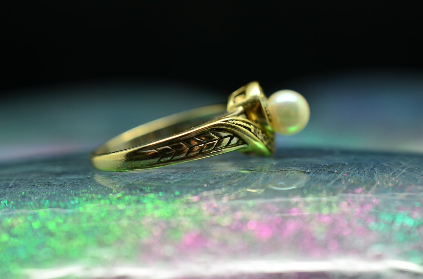 10K White Gold white pearl solitaire ring band w/ diamond accents size 6.75