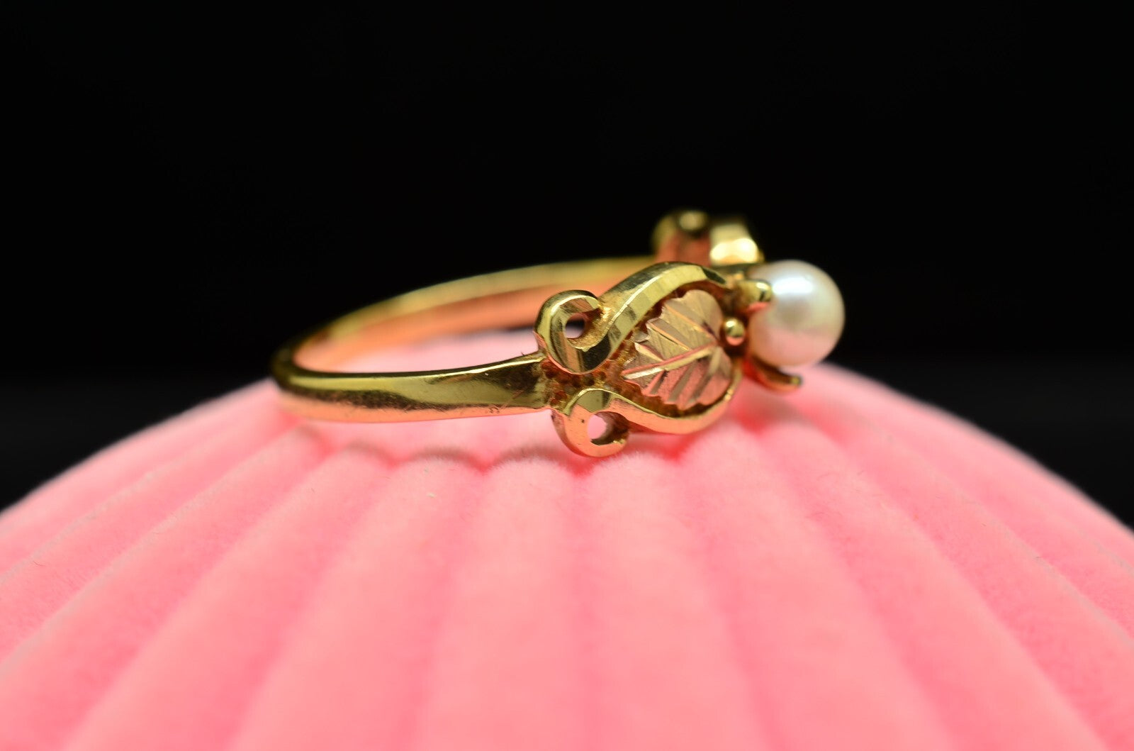 10K Yellow Gold Black Hills Gold Leaves & Natural White Pearl Ring Band Size 6.5