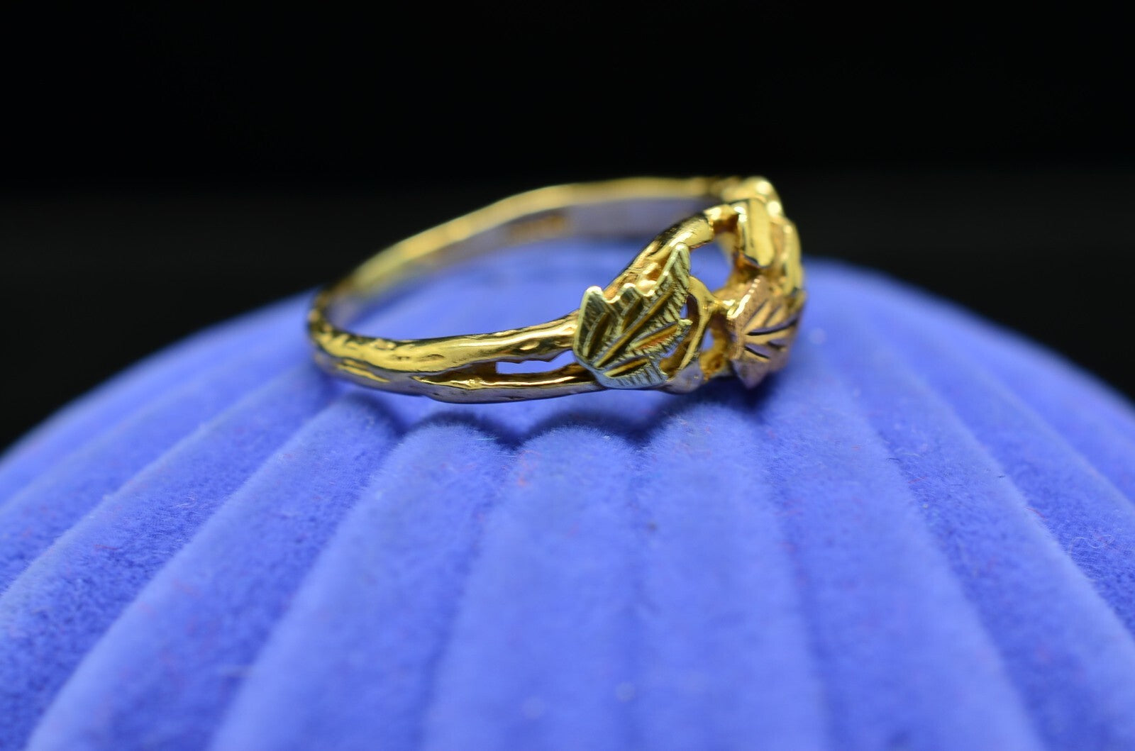 10K Yellow Gold Black Hills Gold Leaves Ring Band Size 4.5