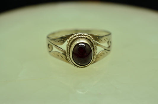 925 Sterling Silver Oval Garnet Cabochon Ring  Sz 6.75