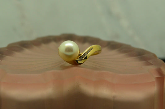14K Yellow Gold natural white pearl ring band with diamond accents size 6.75