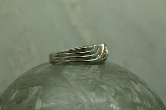 14K White Gold flowing design 3 stone diamond ring band 0.25 tcw size 10.75