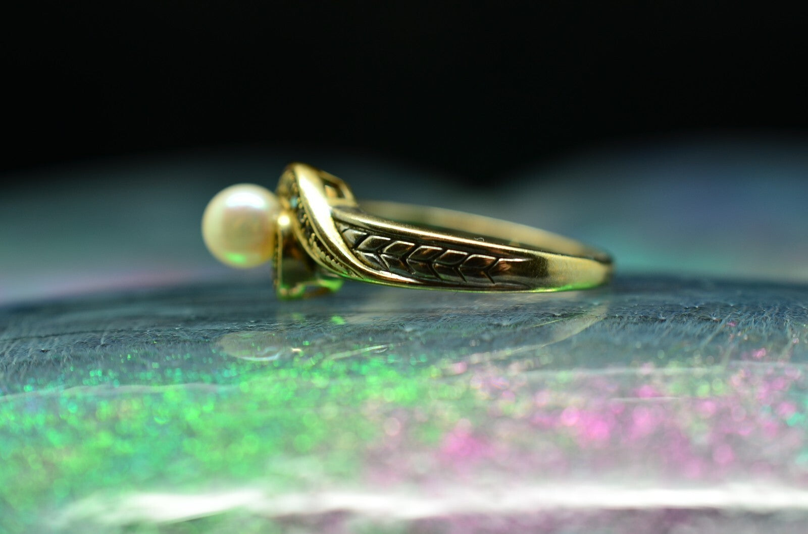 10K White Gold white pearl solitaire ring band w/ diamond accents size 6.75